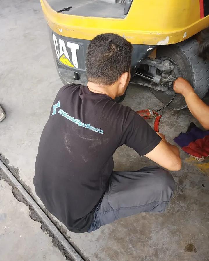 Unit alat berat dalam perawatan - CV Bharata Nigar Persada